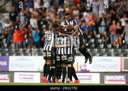 Charlerois Spieler feiern während des Spiels der Jupiler Pro League zwischen SC Charleroi und KAS Eupen in Charleroi, Freitag, den 26. August 2016, am fünften Tag der belgischen Fußballmeisterschaft. Stockfoto