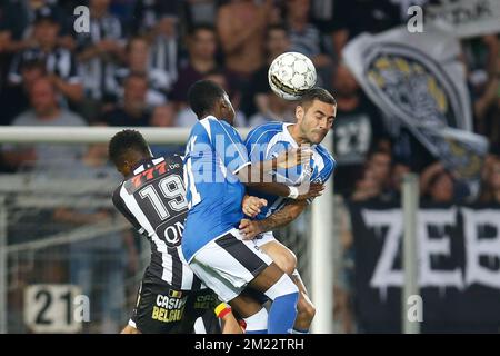 Clinton Mata von Charleroi, Henry Chukwuemeka Onyekuru von Eupen und Florian Taulemesse von Eupen kämpfen um den Ball während des Spiels der Jupiler Pro League zwischen SC Charleroi und KAS Eupen in Charleroi, Freitag, den 26. August 2016, am fünften Tag der belgischen Fußballmeisterschaft. Stockfoto