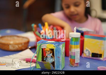 Kleine Kinderspielzeuge Heimwerker kleine Häuser Basteln aus recyceltem Material, Cartoon Box. Kleine Kinder machen Kunst und Handwerk im Klassenzimmer. Stockfoto