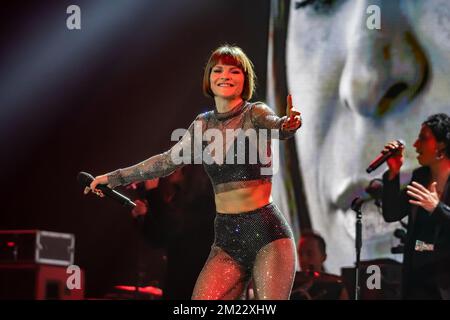 Neapel, Italien. 09.. Dezember 2022. Alessandra Amoroso funkelte auf der Bühne des Palapartenope während seiner „Tutto Accade Tour“. (Foto: Giovanni Esposito/Pacific Press/Sipa USA) Guthaben: SIPA USA/Alamy Live News Stockfoto