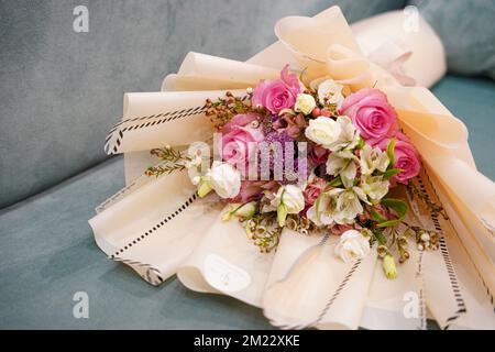 Ein wunderschöner Blumenstrauß für eine Frau. Rosa, violette und weiße Blumen. Stockfoto