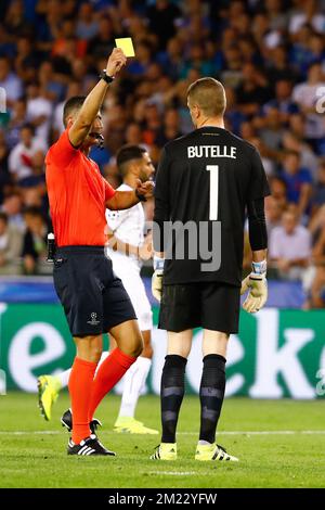 Torwart Ludovic Butelle des Clubs erhält eine gelbe Karte vom Schiedsrichter Anastasios Tasos Sidiropoulos während eines Spiels am ersten Tag der Gruppenphase der UEFA Champions League zwischen der belgischen First Division des Fußballteams Club Brügge KV und dem englischen Club Leicester City F.C. in der Gruppe G in Brügge, Mittwoch, Den 14. September 2016. BELGA FOTO KURT DESPLENTER Stockfoto