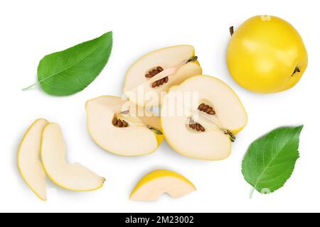 Frische Quitten mit Halbscheiben und Scheiben auf weißem Hintergrund und voller Feldtiefe. Draufsicht. Flach verlegt Stockfoto