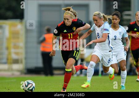 Janice Cayman aus Belgien und Jordan Nobbs aus England wurden während eines Qualifikationsspiels Euro2017 zwischen der belgischen Fußballnationalmannschaft Red Flames und England am Dienstag, den 20. September 2016 in Leuven in Aktion gezeigt. Die Red Flames sind bereits für die UEFA Women's Euro 2017 qualifiziert, die von Juli 16. bis August 6. in den Niederlanden stattfinden wird. BELGA FOTO DAVID CATRY Stockfoto