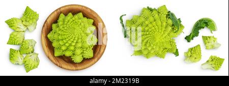 Romanesco Brokkoli-Kohl oder römischer Blumenkohl isoliert auf weißem Hintergrund. Draufsicht. Flach liegend Stockfoto