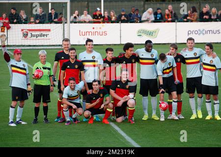 Belgische Spieler und Special Olympics-Spieler, die am Montag, den 03. Oktober 2016 in Tubize während eines Trainings der belgischen Fußballnationalmannschaft Red Devils fotografiert wurden. Das Team wird ein Freundschaftsspiel gegen Bosnien und Herzegowina und ein Qualifikationsspiel zur Weltmeisterschaft 2018 gegen Gibraltar spielen. BELGA FOTO BRUNO FAHY Stockfoto