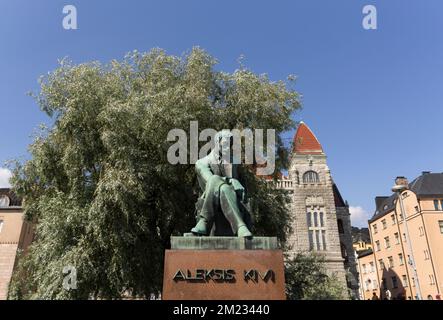 Statue des Schriftstellers Aleksis Kivi an sonnigen Tagen Stockfoto