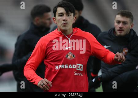 Luke O'Nien of Sunderland wärmt sich während des Sky Bet Championship-Spiels zwischen Sunderland und West Bromwich Albion im Stadium of Light, Sunderland, am Montag, den 12.. Dezember 2022 auf. (Kredit: Mark Fletcher | MI News) Kredit: MI News & Sport /Alamy Live News Stockfoto