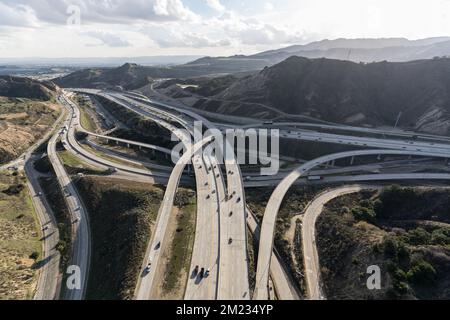 Die Autobahnbrücken Golden State 5 und Antelope Valley 14 in der Nähe von Newhall in Los Angeles County, Kalifornien, aus der Vogelperspektive. Stockfoto