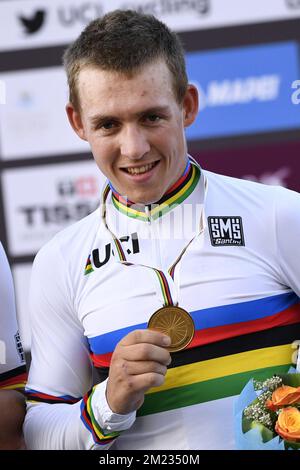 Norwegische Kristoffer Halvorsen feiert nach dem Sieg der Herren U23 Straßenrennen bei den 2016 UCI Straßen Rad-WM in Doha, Katar, Donnerstag, 13. Oktober 2016 auf dem Podium. BELGA FOTO YORICK JANSENS Stockfoto