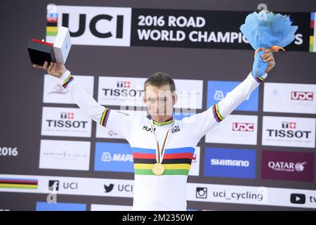 Norwegische Kristoffer Halvorsen feiert nach dem Sieg der Herren U23 Straßenrennen bei den 2016 UCI Straßen Rad-WM in Doha, Katar, Donnerstag, 13. Oktober 2016 auf dem Podium. BELGA FOTO YORICK JANSENS Stockfoto