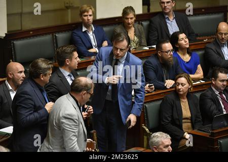 Bart De Wever von N-VA bildete (C) während einer Plenarsitzung der Kammer im bundesparlament in Brüssel, mit der heutigen Abstimmung über die politische Erklärung, die der belgische Premierminister vor zwei Tagen, Dienstag, den 18. Oktober 2016, abgegeben hat. Die Regierungserklärung wurde ursprünglich am 11. Oktober festgelegt, aber es gab keine Einigung über den Haushaltsplan, und sie wurde auf einen Sonntag verschoben, mit der Aussprache am Montag und der Abstimmung am Dienstag. BELGA FOTO BENOIT DOPPPAGNE Stockfoto