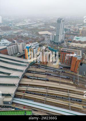 Leeds, Großbritannien. 13.. Dezember 2022. Luftaufnahme des Bahnhofs von Leeds mit begrenztem Zugservice aufgrund von Arbeitseinsätzen von RMT-Mitarbeitern. Stockfoto
