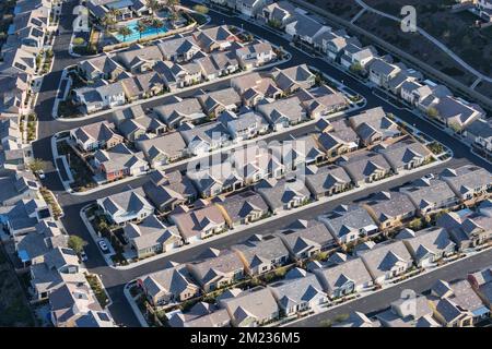 Moderne Einfamilienhäuser in einem Vorort auf kleinen Grundstücken im Los Angeles County Kalifornien aus der Vogelperspektive. Stockfoto