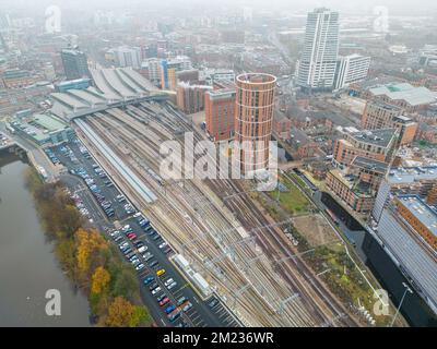 Leeds, Großbritannien. 13.. Dezember 2022. Luftaufnahme des Bahnhofs von Leeds mit begrenztem Zugservice aufgrund von Arbeitseinsätzen von RMT-Mitarbeitern. Stockfoto