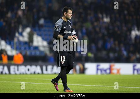 Sportler Iago Herrerin sieht nach einem dritten Spiel der Gruppenbühne (Gruppe F) der Europa-League-Wettkämpfe zwischen der belgischen Fußballmannschaft RC Genk und der portugiesischen Fußballmannschaft Athletic Bilbao am Donnerstag, den 20. Oktober 2016, in Genk deprimiert aus. BELGA FOTO KRISTOF VAN ACCOM Stockfoto