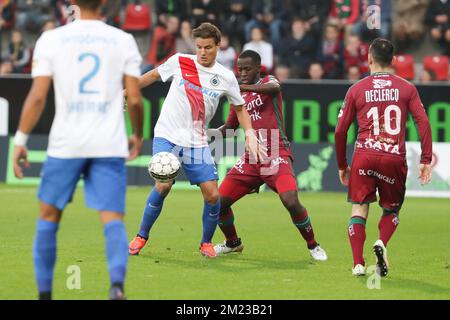 Jelle Vossen des Clubs kämpft während des Jupiler Pro League-Spiels zwischen Zulte Waregem und Club Brügge um den Ball, in Waregem, Samstag, den 29. Oktober 2016, am 13. Tag der belgischen Fußballmeisterschaft. BELGA FOTO KURT DESPLENTER Stockfoto