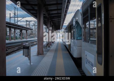 Der leere Terminal-Bahnhof der Vorstadtbahn in Piräus Stockfoto