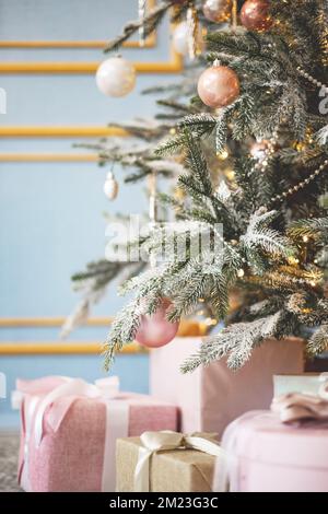 Festliche Winterferien dekorierter Weihnachtsbaum mit hängender Spielzeuggirlande gemütliche Wohnung Stockfoto