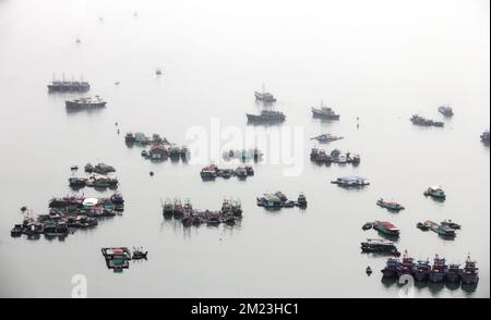 Ein Luftblick auf schwimmende Boote und Hausboote in der Bucht von Cat Ba, Vietnam Stockfoto