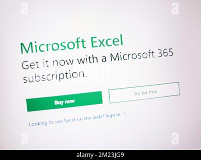 KONSKIE, POLEN - 13. Dezember 2022: Informationen über Microsoft Excel auf der Website www.microsoft.com werden auf dem Laptop-Bildschirm angezeigt Stockfoto