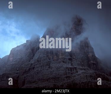 brenta dolomiten mit Nebel. Winternebeltag auf den alpen. Bergnebel. Stockfoto