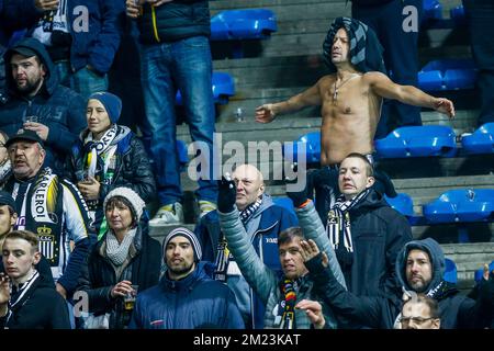 Charlerois Fans wurden während des Spiels der Jupiler Pro League zwischen Waasland-Beveren und Sporting Charleroi in Beveren-Waas am Samstag, den 26. November 2016, am 16. Tag der belgischen Fußballmeisterschaft fotografiert. BELGA FOTO BRUNO FAHY Stockfoto