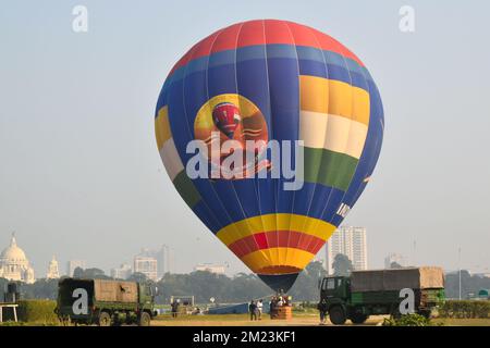 Kalkutta, Indien. 13.. Dezember 2022. Ein Heißluftballon, der von der indischen Armee für die Feier „Vijay Diwas“ hergestellt wurde, eine Zeremonie zur Feier der Befreiung Bangladeschs durch die indischen Streitkräfte am 16. Dezember 1971 in Kalkutta. (Foto: Sudipta das/Pacific Press) Kredit: Pacific Press Media Production Corp./Alamy Live News Stockfoto