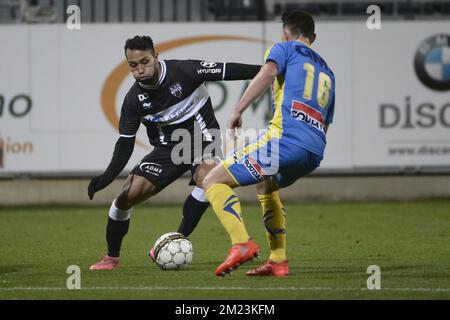 Jeffren Issac Suarez Bermudez von Eupen und Jordan Mustoe von Westerlo wurden während des Spiels der Jupiler Pro League zwischen KAS Eupen und KVC Westerlo in Eupen am Samstag, den 26. November 2016, am 16. Tag der belgischen Fußballmeisterschaft gezeigt. BELGA FOTO NICOLAS LAMBERT Stockfoto