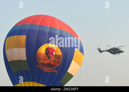 Kalkutta, Indien. 13.. Dezember 2022. Ein Helikopter der indischen Armee kommt neben einem Heißluftballon der indischen Armee vorbei, um die Feier „Vijay Diwas“ zu feiern, eine Zeremonie zur Feier der Befreiung von Bangladesch durch die indischen Streitkräfte am 16. Dezember 1971 in Kalkutta. (Foto: Sudipta das/Pacific Press) Kredit: Pacific Press Media Production Corp./Alamy Live News Stockfoto