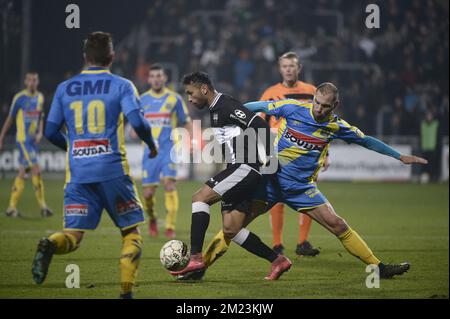 Jeffren Issac Suarez Bermudez von Eupen und Maxime Annys von Westerlo wurden während des Spiels der Jupiler Pro League zwischen KAS Eupen und KVC Westerlo in Eupen am Samstag, den 26. November 2016, am 16. Tag der belgischen Fußballmeisterschaft gezeigt. BELGA FOTO NICOLAS LAMBERT Stockfoto