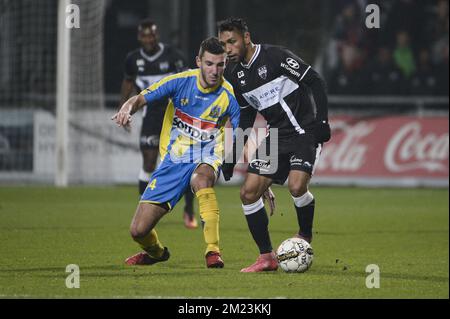 Michael Heylen von Westerlo und Jeffren Issac Suarez Bermudez von Eupen wurden während des Spiels der Jupiler Pro League zwischen KAS Eupen und KVC Westerlo in Eupen am Samstag, den 26. November 2016, am 16. Tag der belgischen Fußballmeisterschaft gezeigt. BELGA FOTO NICOLAS LAMBERT Stockfoto