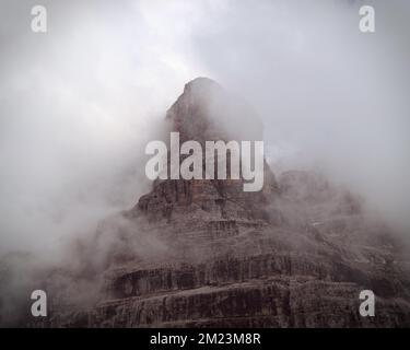 brenta dolomiten mit Nebel. Winternebeltag auf den alpen. Bergnebel. Stockfoto