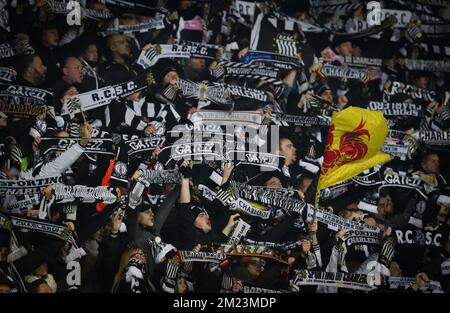 Charlerois Fans wurden während des Spiels der Jupiler Pro League zwischen Charleroi und Standard de Liege in Charleroi am Sonntag, den 04. Dezember 2016, am 17. Tag der belgischen Fußballmeisterschaft fotografiert. BELGA PHOTO VIRGINIE LEFOUR Stockfoto