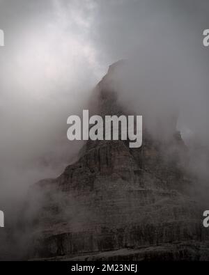 brenta dolomiten mit Nebel. Winternebeltag auf den alpen. Bergnebel. Stockfoto