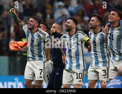 Die argentinischen Spieler feiern, nachdem sie während der FIFA Katar-Weltmeisterschaft 2022 im Halbfinalspiel zwischen Argentinien und Kroatien am 13. Dezember 2022 im Lusail-Stadion in Al Daayen, Katar, ein Tor gegen Kroatien geschossen haben. (Alejandro PAGNI/PHOTOXPHOTO) Stockfoto