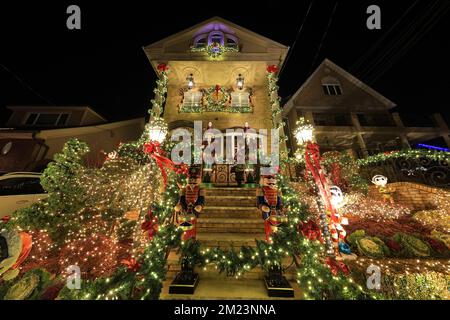 Dieses Haus sieht aus wie das Radio City Christmas Spectacular mit Nussknacker und Elfen in der Dyker Heights-Abteilung von Brooklyn, New York am Montag, Dezember Stockfoto