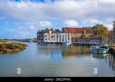 Blakeney Harbour, Quayside und Hotel, Nordseeküste, Norfolk, England, Großbritannien Stockfoto