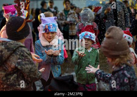 Jacksonville, North Carolina, USA. 4.. Dezember 2022. Kinder der Marine Corps Air Station (MCAS) New River und Marine Corps Base Camp Lejeune spielen bei der jährlichen MCAS New River Tree Lighting Ceremony 10. in Jacksonville, North Carolina, im Dezember in Imitationsschnee. 4, 2022. Die von Marine Corps Community Services veranstaltete Zeremonie zur Beleuchtung der Bäume ist eine Gelegenheit für Mitglieder des Militärs und ihre Familien, sich zur Feier der Weihnachtszeit zu versammeln. Kredit: USA Marines/ZUMA Press Wire Service/ZUMAPRESS.com/Alamy Live News Stockfoto