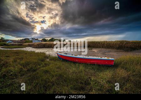 Ein Holzboot in Brancaster Staithe, Norfolk, England, Großbritannien Stockfoto