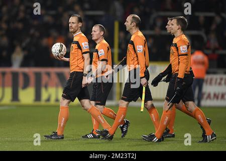 Schiedsrichter Wim Smet (L) vor dem Start eines Fußballspiels zwischen KAS Eupen und KV Kortrijk, dem Viertelfinale des Croky-Cup-Wettbewerbs, Dienstag, den 13. Dezember 2016 in Eupen. BELGA FOTO YORICK JANSENS Stockfoto