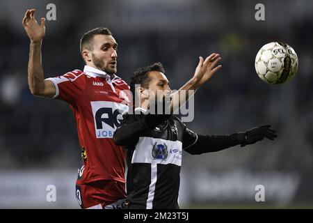 Kortrijks Idir Ouali und Eupens Jeffren Issac Suarez Bermudez kämpfen um den Ball während eines Fußballspiels zwischen KAS Eupen und KV Kortrijk, dem Viertelfinale des Croky-Cup-Wettbewerbs, Dienstag, den 13. Dezember 2016 in Eupen. BELGA FOTO YORICK JANSENS Stockfoto