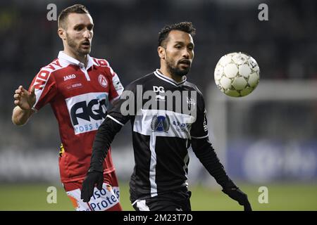 Kortrijks Idir Ouali und Eupens Jeffren Issac Suarez Bermudez kämpfen um den Ball während eines Fußballspiels zwischen KAS Eupen und KV Kortrijk, dem Viertelfinale des Croky-Cup-Wettbewerbs, Dienstag, den 13. Dezember 2016 in Eupen. BELGA FOTO YORICK JANSENS Stockfoto