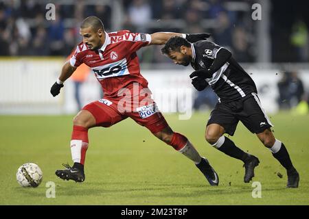 Kortrijks Idriss Saadi und Eupens Jeffren Issac Suarez Bermudez kämpfen um den Ball während eines Fußballspiels zwischen KAS Eupen und KV Kortrijk, dem Viertelfinale des Croky-Cup-Wettbewerbs, Dienstag, den 13. Dezember 2016 in Eupen. BELGA FOTO YORICK JANSENS Stockfoto