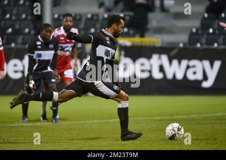 Jeffren Issac Suarez Bermudez von Eupen wurde während eines Fußballspiels zwischen KAS Eupen und KV Kortrijk, dem Viertelfinale des Croky-Cup-Wettbewerbs, am Dienstag, den 13. Dezember 2016 in Eupen gezeigt. BELGA FOTO NICOLAS LAMBERT Stockfoto