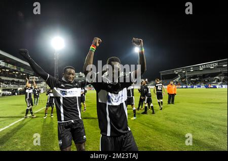 Eupens Spieler feiern nach dem Sieg eines Fußballspiels zwischen KAS Eupen und KV Kortrijk, dem Viertelfinale des Croky-Cup-Wettbewerbs, Dienstag, den 13. Dezember 2016 in Eupen. BELGA FOTO NICOLAS LAMBERT Stockfoto