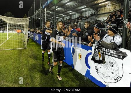 Eupens Spieler feiern nach dem Sieg eines Fußballspiels zwischen KAS Eupen und KV Kortrijk, dem Viertelfinale des Croky-Cup-Wettbewerbs, Dienstag, den 13. Dezember 2016 in Eupen. BELGA FOTO NICOLAS LAMBERT Stockfoto