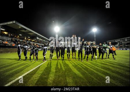 Eupens Spieler feiern nach dem Sieg eines Fußballspiels zwischen KAS Eupen und KV Kortrijk, dem Viertelfinale des Croky-Cup-Wettbewerbs, Dienstag, den 13. Dezember 2016 in Eupen. BELGA FOTO NICOLAS LAMBERT Stockfoto