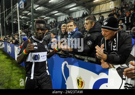 Eupens Spieler feiern nach dem Sieg eines Fußballspiels zwischen KAS Eupen und KV Kortrijk, dem Viertelfinale des Croky-Cup-Wettbewerbs, Dienstag, den 13. Dezember 2016 in Eupen. BELGA FOTO NICOLAS LAMBERT Stockfoto