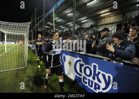 Eupens Spieler feiern nach dem Sieg eines Fußballspiels zwischen KAS Eupen und KV Kortrijk, dem Viertelfinale des Croky-Cup-Wettbewerbs, Dienstag, den 13. Dezember 2016 in Eupen. BELGA FOTO NICOLAS LAMBERT Stockfoto